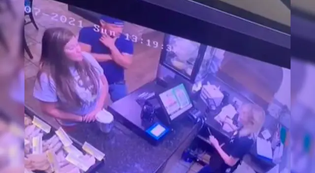 De acuerdo con la empleada, la sopa ya no estaba tan caliente como cuando la sirvieron. De acuerdo con la empleada, la sopa ya no estaba tan caliente como cuando la sirvieron.