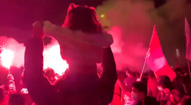 Niña en celebración de la hinchada.