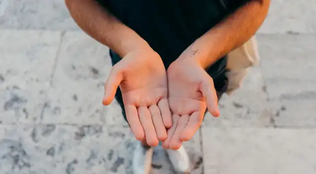 Significado si te pica la mano derecha o izquierda.