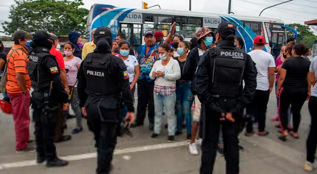 Familiares de los convictos acudieron hasta el penal para saber sobre la salud de sus presos.