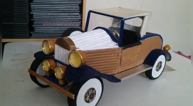 Esta es una de la serie de trabajos que realiza  con papel .