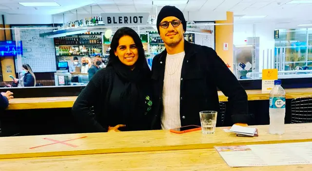 Emocionada con delantero de la selección. Emocionada con delantero de la selección.