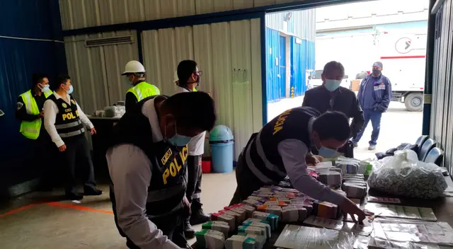 Los agentes PNP en pleno trabajo de inspección y decomiso