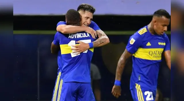 Vásquez y Advíncula en un efusivo abrazo tras el primer gol de Boca. Vásquez y Advíncula en un efusivo abrazo tras el primer gol de Boca.