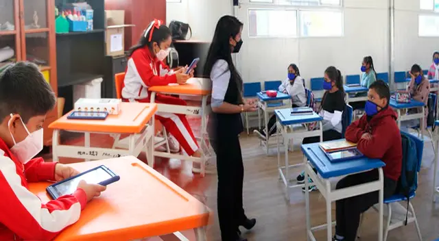 Alumnos regresaron a clases después de más de un año por la pandemia de la COVID-19 Alumnos regresaron a clases después de más de un año por la pandemia de la COVID-19