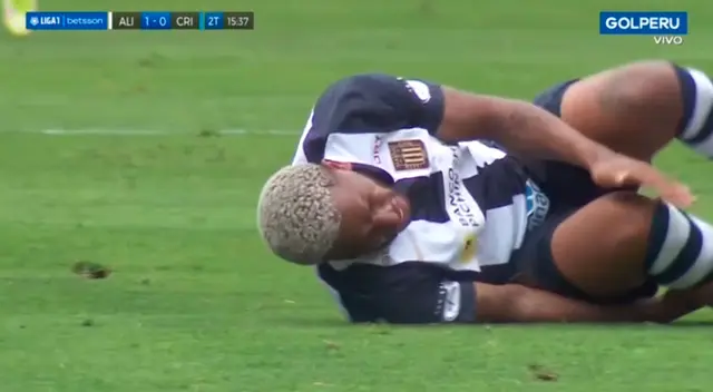 Jefferson Farfán sufre una fuerte falta en la final de la Liga 1.