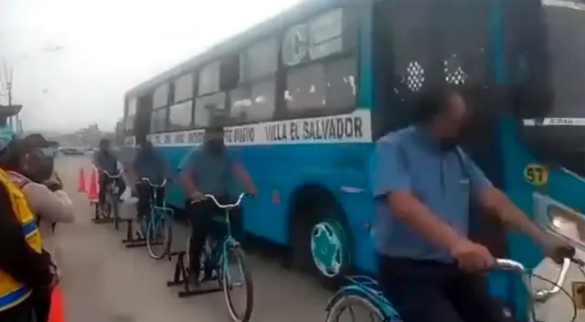 Los conductores pasaron por un curioso experimento al simular estar manejando con una bicicleta por la misma vía, donde muchas veces lo hacen de manera temeraria e irresponsable.