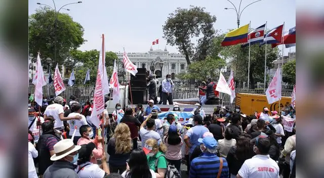 Profesores marchan hacia el Congreso Profesores marchan hacia el Congreso