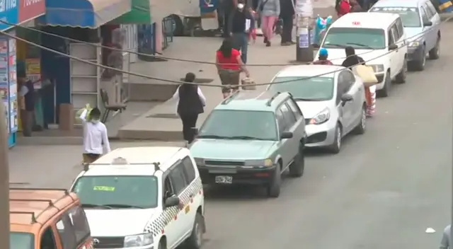 Pese a constantes asaltos, los taxis colectivos se vienen apoderando de los paraderos de la Panamericana Norte.