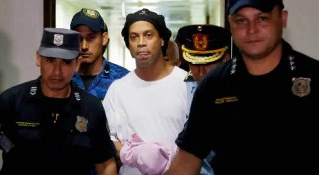 Ronaldinho tiene que pagar cerca de 72 mil soles para no ir a la cárcel. Ronaldinho tiene que pagar cerca de 72 mil soles para no ir a la cárcel.