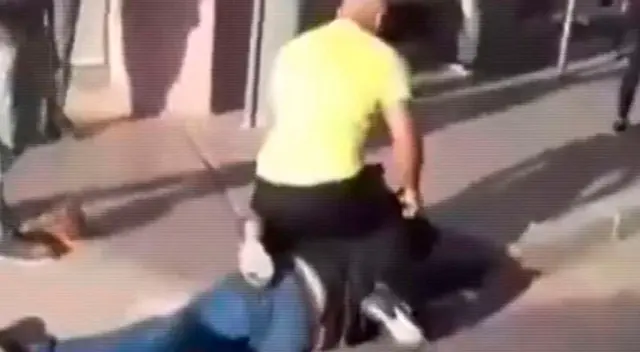 Roberto no dudó en acercarse e ir tras el ladrón. Roberto no dudó en acercarse e ir tras el ladrón.