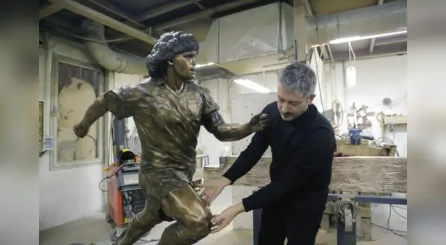 Una estará frente al estadio del club napolitano del que se convirtió en un símbolo y que ahora lleva su nombre.