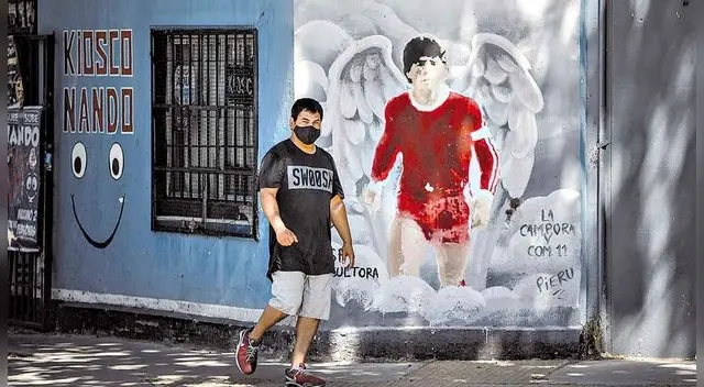 Muchos hinchas de Diego Maradona hasta le rezan. Muchos hinchas de Diego Maradona hasta le rezan.