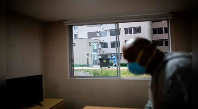Un paciente de coronavirus en su habitación del complejo residencial de la Villa Panamericana, en Lima. Foto: EFE