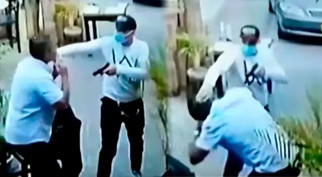 Delincuente terminó arrancándole la cadena de oro a un comensal Delincuente terminó arrancándole la cadena de oro a un comensal