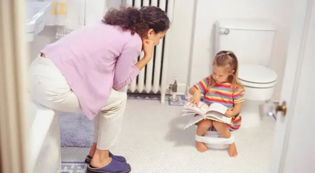 Conoce los pasos para enseñarle a tu menor a ir al baño solo Conoce los pasos para enseñarle a tu menor a ir al baño solo