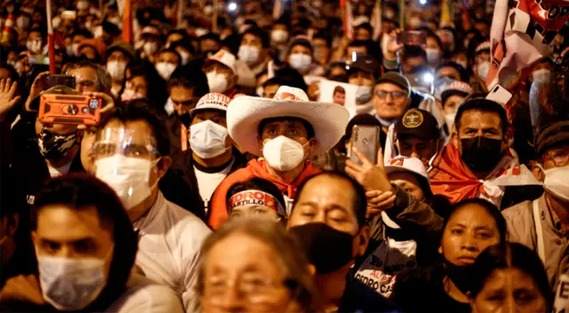 Manifestantes marchan en defensa de la democracia y de su voto emitido en las Elecciones.