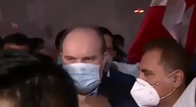 Bomba lacrimógena alcanzó a Rafael López Aliaga en marcha a favor de vacancia [VIDEO]