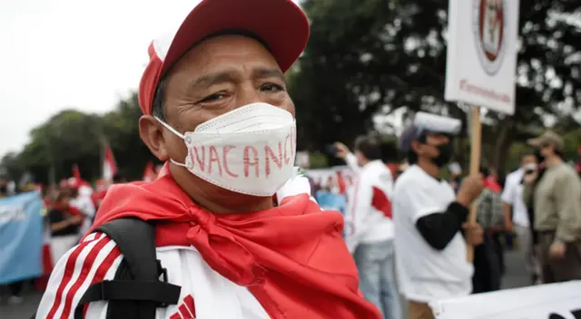 Ciudadano marchó por la vacancia luego de que fuera llevado por un bus. Ciudadano marchó por la vacancia luego de que fuera llevado por un bus.