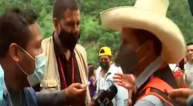Pedro Castillo se molesta con reportero cuando le pregunta sobre si renunciaría al cargo. Pedro Castillo se molesta con reportero cuando le pregunta sobre si renunciaría al cargo.