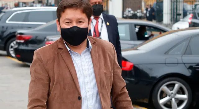 Guido Bellido pide que el Ministerio Público investigue a Pedro Castillo. Guido Bellido pide que el Ministerio Público investigue a Pedro Castillo.