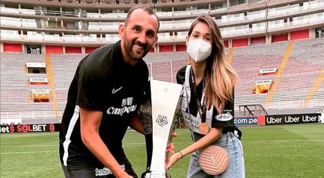 Hernán Barcos y su esposa Giuli Cunha tras el título de Alianza Lima.