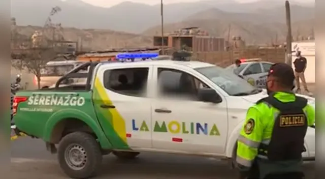 La víctima y su madre fueron auxiliadas luego de ser atacadas por el policía. Foto: captura de Panamericana La víctima y su madre fueron auxiliadas luego de ser atacadas por el policía. Foto: captura de Panamericana