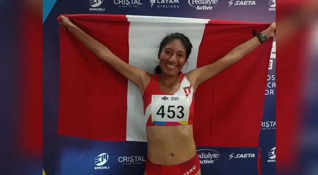 La atleta con la bandera peruana La atleta con la bandera peruana