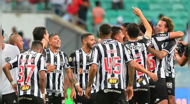 Festejo de los jugadores brasileños por alcanzar el título .