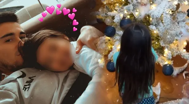 Rodrigo Cuba arma arbolito con su hija. Rodrigo Cuba arma arbolito con su hija.