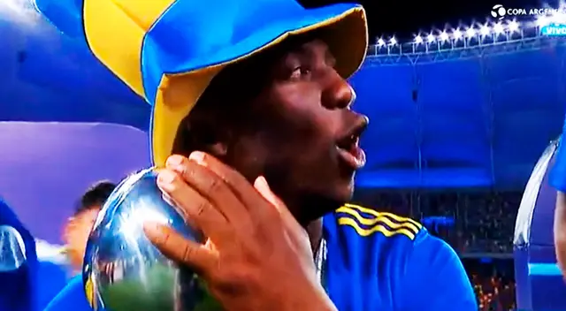 Luis Advíncula le habla cariñosamente al trofeo. Luis Advíncula le habla cariñosamente al trofeo.