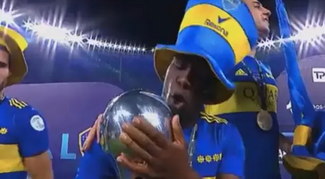 Luis Advíncula y las ganas de ‘hacerle el amor’ al trofeo que ganó Boca en la Copa Argentina.