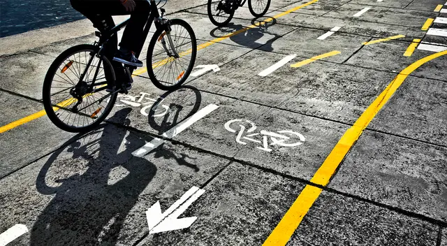 El ciclista apuñaló dos veces al conductor. El ciclista apuñaló dos veces al conductor.