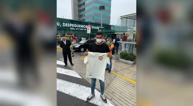 Ángel Cayetano posa orgulloso con la camiseta de Universitario de Deportes. Ángel Cayetano posa orgulloso con la camiseta de Universitario de Deportes.