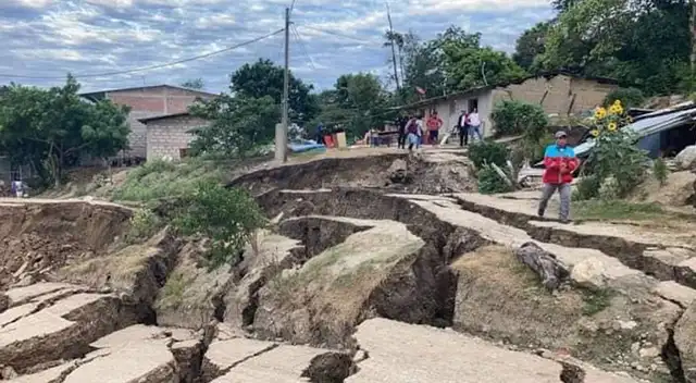tierra se hunde y deja grandes grietas