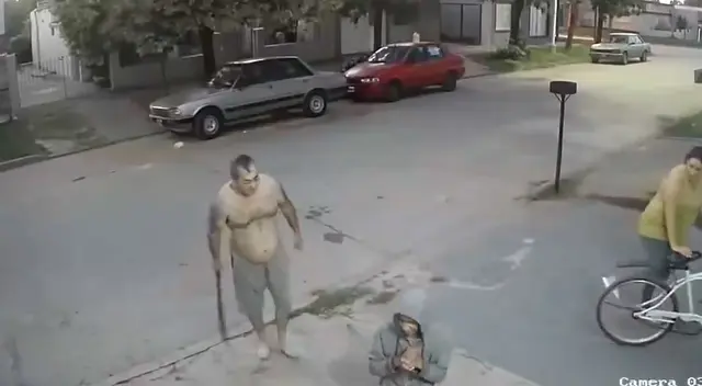 Hombre obligó al muchacho a mostrar su rostro ante las cámaras de seguridad.