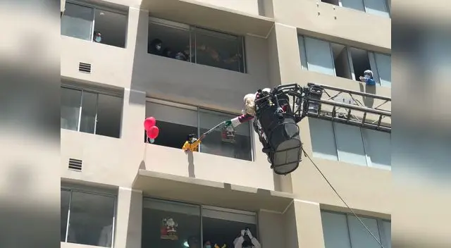 Papá Noel visita y da regalos a niños internados por COVID-19 en Villa Panamericana [VIDEO]