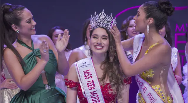 Marina Mora coronó a jovencinta que aun cursa los últimos años en colegio. Marina Mora coronó a jovencinta que aun cursa los últimos años en colegio.