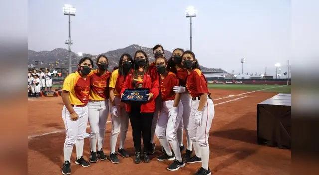 Vanessa Endo junto a las jugadoras de la selección de softbol.