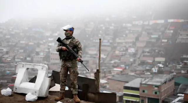 Las restricciones incluye prohibir las reuniones y eventos sociales. Las restricciones incluye prohibir las reuniones y eventos sociales.