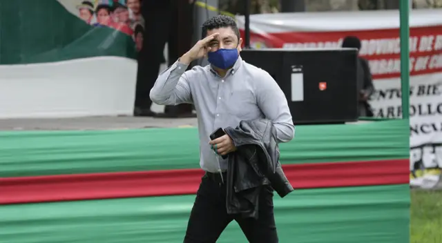 Parlamentario se despide de la bancada del lápiz.