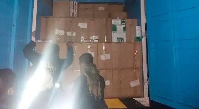 Los PNP en plena inspección al vehículo