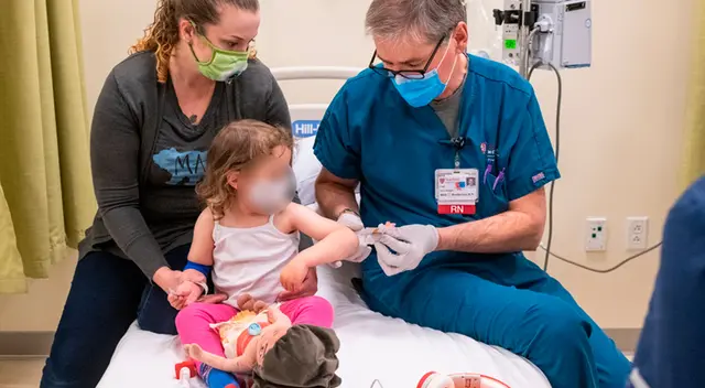 Menor recibe vacuna de Pfizer en la Unidad de Investigación Clínica y Traslacional de Stanford. Menor recibe vacuna de Pfizer en la Unidad de Investigación Clínica y Traslacional de Stanford.