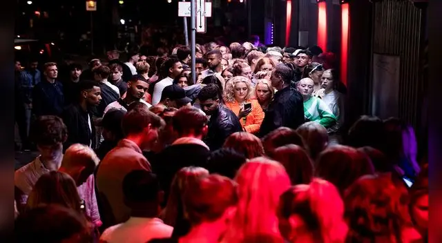 Personas ya están formando colas para ingresar a fiesta