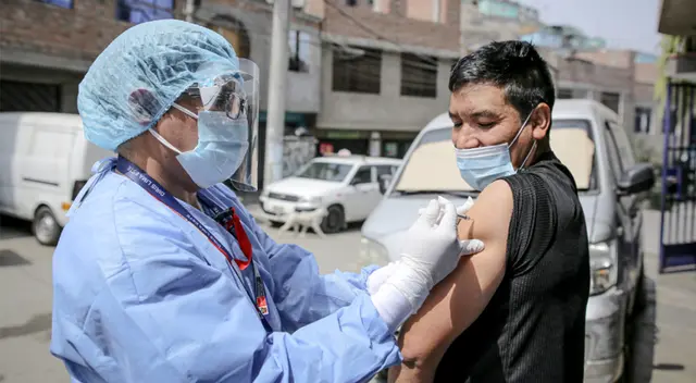 Vacunación de tercera dosis se acortó a tres meses y ya no a cinco.