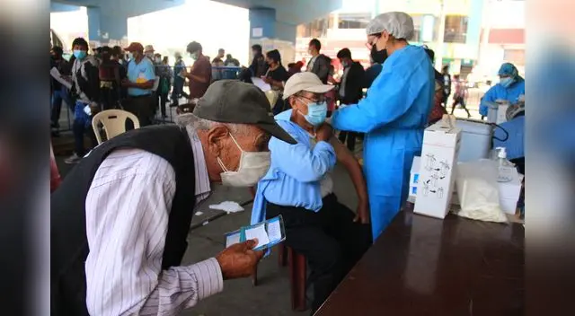 Colegio Médico: tercera dosis con Pfizer o Astrazeneca eleva protección a cerca de 90 %