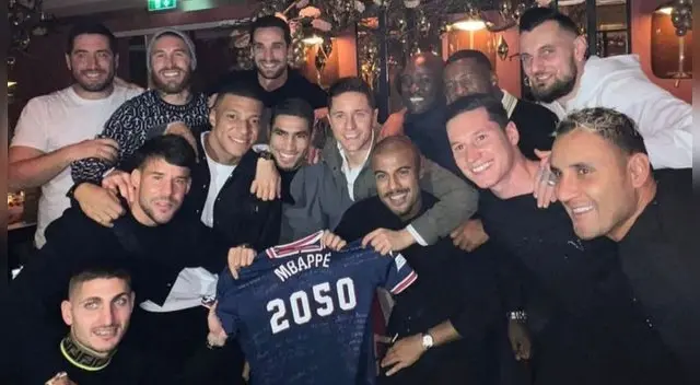 Compañeros del PSG posan con Mbappé en el día de sus cumpleaños.