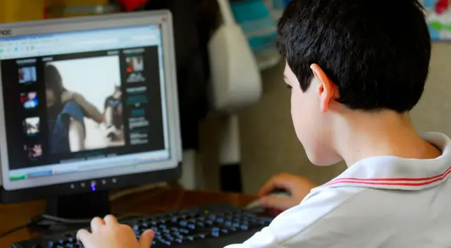 Señales para detectar si tu hijo está en peligro usando redes sociales.