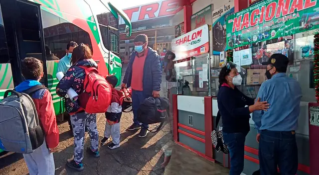 Gran cantidad de pasajeros se registra en el terminal de Yerbateros durante este 24 de diciembre