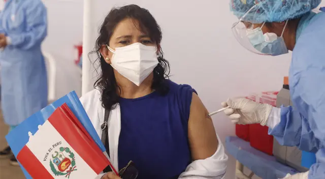 Mujer decidió vacunarse y protegerse de la variante ómicron. Mujer decidió vacunarse y protegerse de la variante ómicron.